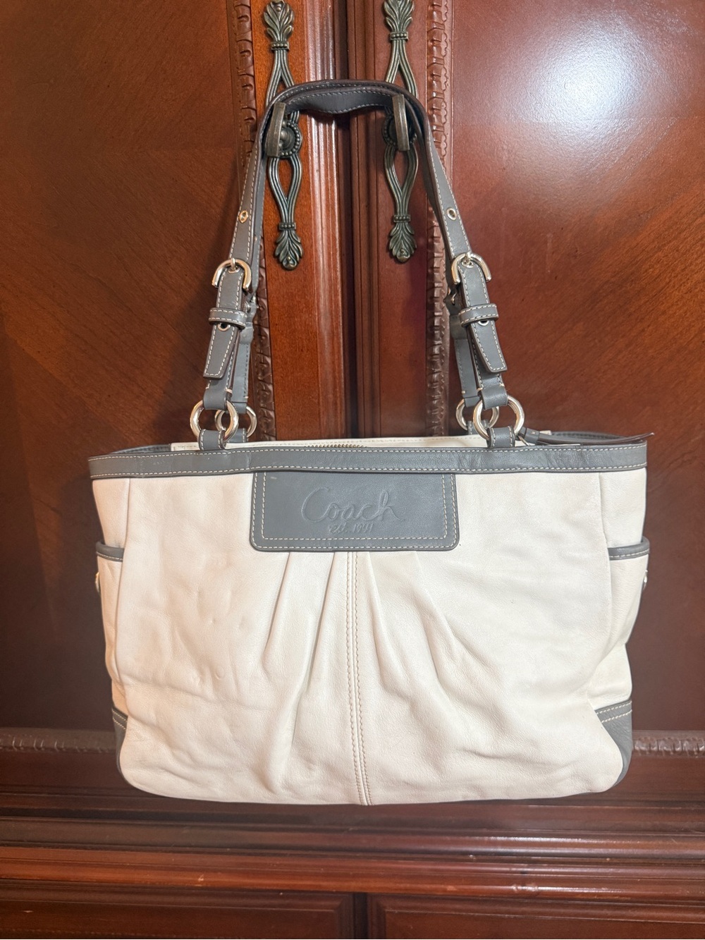 COACH Pleated Gallery
East/West Leather Tote | cream & gray
F13759 | REHAB Bag